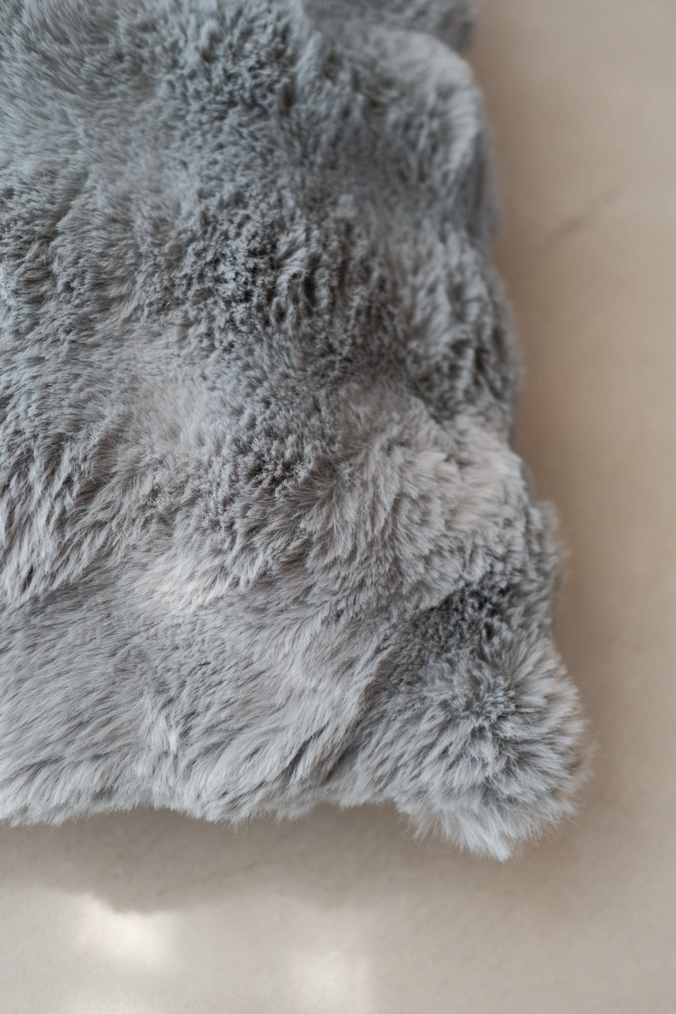 Almohadón peludito Plush (incluye relleno)