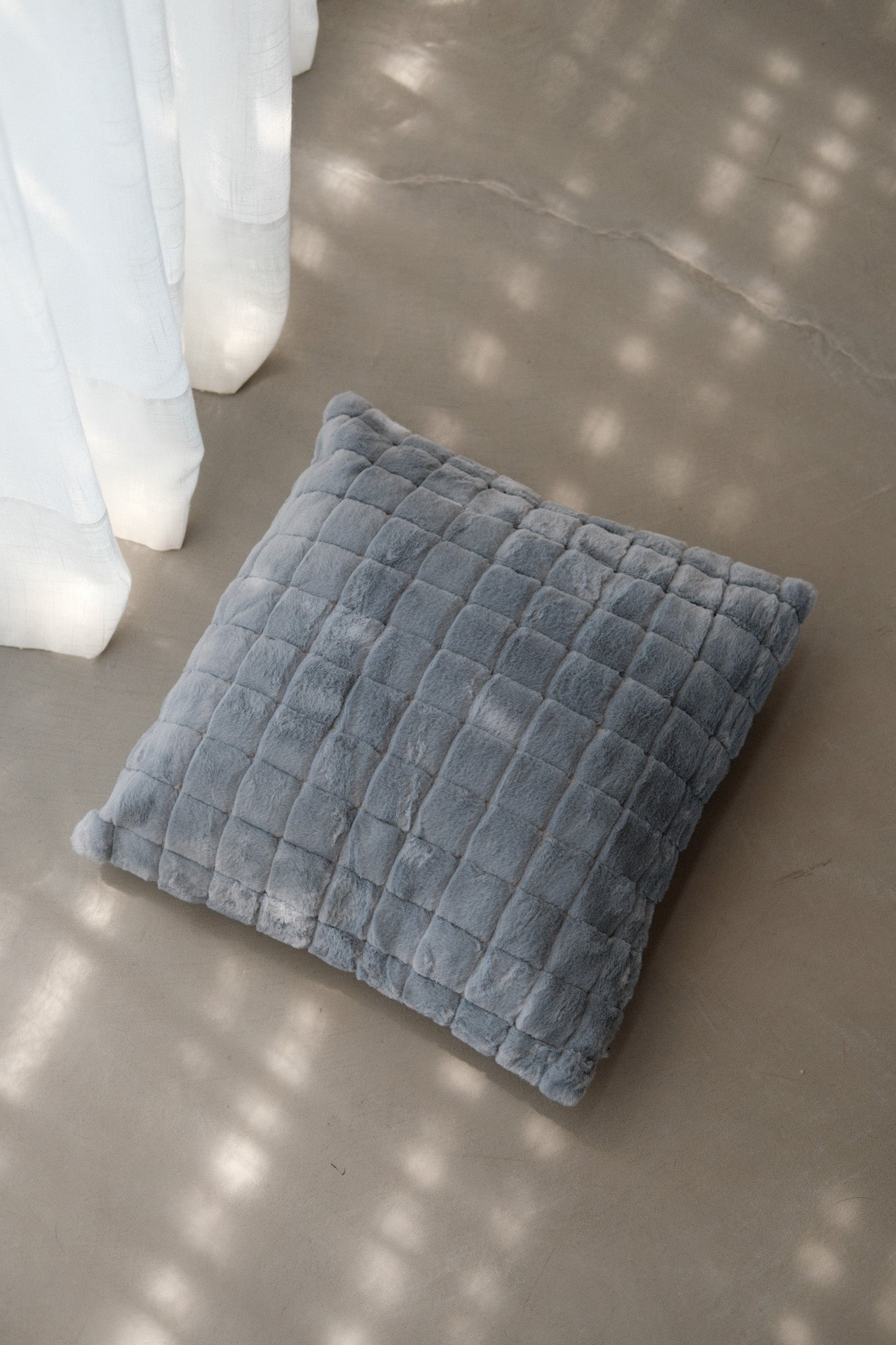 Almohadón peludito Comfy (incluye relleno)